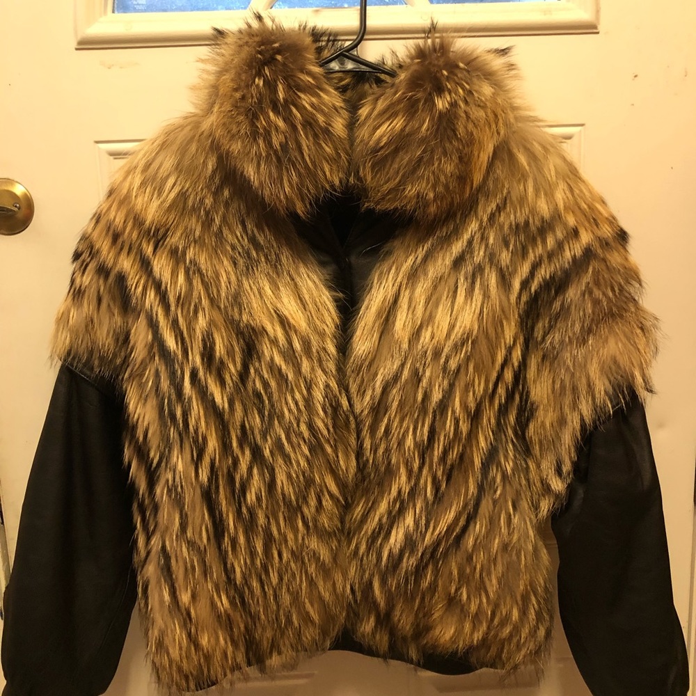 WARM FUR COAT. SIZE LG